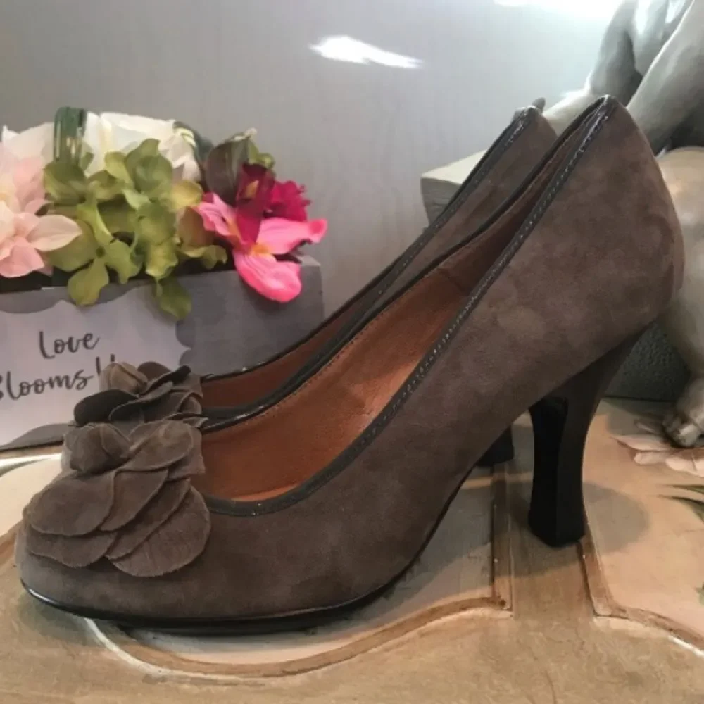 Sofft Suede Leather Pumps Heels Flower Rosette Detail Pin-Up Sz 9W NWOB